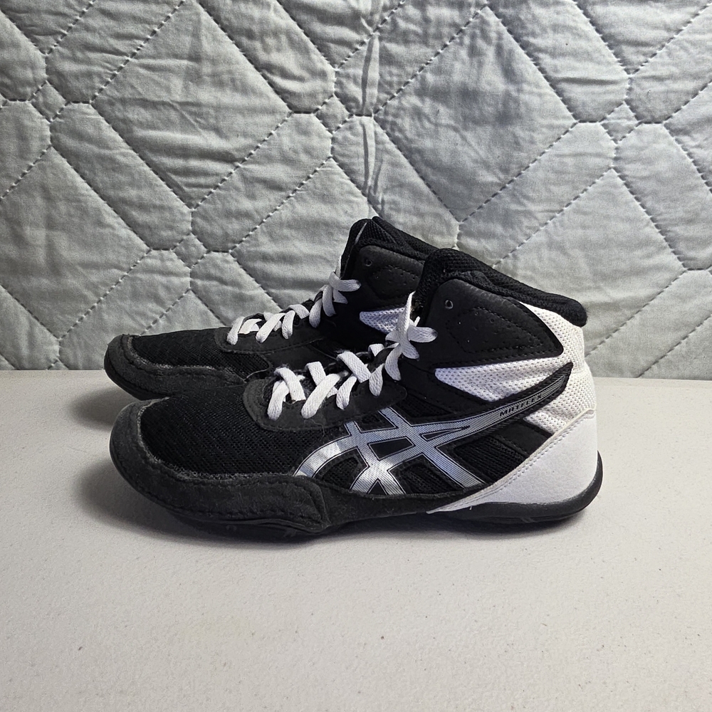 Asics Matflex 6 Black White Wrestling Shoes  Size youth kids 
Sz 4.5
Lightweight